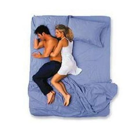 Kaçan kovalanır: Uyuma pozisyonları, bir evlilikteki gerginlik ve anlaşmazlıkları anlatabilir. Mesela bir anlaşmazlık neticesinde kocanız aniden arkasını dönüp yatağın diğer ucuna kayabilir. Eğer siz de uykudayken onun peşinden gider ve ona sarılırsanız buna usulsüz kaşıklama denir. Yine de bazen mesajı veren taraf, tam olarak neyi istediğini anlatmakta başarılı olmayabilir. Dr. Glass'ın açıklaması şöyle: Uzaklaşan partner gerçekte peşine düşülmesini istiyor olabilir. Onun uzaklaşması aslında bir davet anlamı taşır. Daveti kabul edip daha yakınına gidecek misiniz? Veya partner her zaman sarılan taraf olmaktan sıkılıp düşünebilir; "Yanına sokulup sana kendimi kabul ettirebilirim ama bu peşimden geldiğindeki kadar anlam yüklü olmaz" Bu durum bir test havası taşır. Dolayısıyla usulsüz kaşıklamadan ziyade kaşıkların dansı olarak adlandırılır. Sizi cezbeden uyku stillerinize, bir bütünleme sınavıymış gibi karşı durum. Kendi vücut dilinizi okurken partnerinizi da okuyun ama hemen bir netice beklemeyin, uyku pozisyonları konuşmayı başlatmak gibidir, yıldız falı gibi değil. -  -