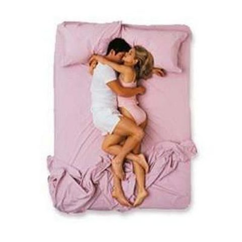 Yüz yüze:  Sarılma, cinsel münasebetin başlama noktasıdır. Kaşık pozisyonundan daha az yaygın(ve gece boyunca sürdürülmesi güç bir pozisyon) olan bu biçim, ateşli bir gecenin başlangıcını işaret eder. Bazı çiftler özel eğlenceler yaşadıkları senelerin ardından yine bu duruşa dönebiliyor. New York'lu bir psikoterapist olan Elizabeth Flynn Campbell bu konuda "Çiftler kolaylıkla ağa düşebilirler, birbirlerinden ayrı yatmak bu bağlılık dahilinde mümkün değildir"diyor. Peki ya partneriniz size bu şekilde sarılmayı seviyor ve siz de boğulacak gibi hissediyorsanız? Diğer evlilikle ilgili konular gibi uyku pozisyonları da anlaşmayla çözümlenebilir. Mesela eşiniz uyuyana kadar ona sarılıp sonra daha rahat bir pozisyona geçilebilir. -