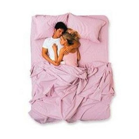 Kanatlarının altında: Bu bir öncekinden daha samimi bir pozisyondur. Çünkü erkek sadece omzuyla destek olmanın ötesinde kadını tek koluyla kavrar ve tutar. Bu pozisyon kadını cömert ve aşk dolu bir hediyenin alıcısı durumuna sokar, özellikle de kriz zamanları ve özel ihtiyaçların doğduğu anlarda. "Sizi tamamen kanatlarının altına alır" diyor Dr Glass, "Bu çok besleyici bir pozisyondur --- göğüs kanseri tedavisi gördüğüm dönemlerde, eşim beni uyuyana kadar kollarında sarılı tutardı" diye hatırladığını anlatıyor bir hastasının. "Gece boyunca değişik pozisyonlara girsek de sabaha doğru yine aynı hali alırdık. O zamanlar ne kadar güvende ve koruma altında olduğumu hep hatırlayacağım". Fakat bu pozisyonun denenmesi için bir kriz ortamının oluşmasını beklemeye gerek yok. Ayrıca sarma işlemini erkek kısmının yapması da bir zorunluluk değildir. Onu, stresli geçen bir günün ardından yatıp konuşurken kollarınızın arasına almak, iletişiminizi güçlendirmek açından çok samimi ve candan bir yol olacaktır. -