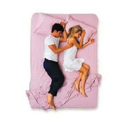 Sahiplenme: Bazı çiftler fiziksel temas kurmaktan pek hoşlanmayabilir. Temas eden el veya üstünüze düşen bacak muhtemelen kazara oradadır. Her ne kadar bu ilgisiz duruş, karşı tarafla zıt duygu ve düşünceler içinde olduğunuz veya kasıtlı olarak (bir dargınlıktan ötürü) direttiğiniz anlamını taşıyabilecek olsa da çok yakın bir arkadaşlık, dostluktan da bahsedebilir. Dr. Glass'e göre bu pozisyonda çengel gibi takılan ayaklar samimiyet, konfor ve yürekliliğin bir göstergesidir. Ne de olsa kavga ederken böyle bir sahiplenmeyi benimseyebilmek için sağlam temellere ihtiyaç vardır. -