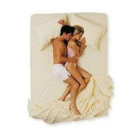 Kaşık pozisyonu: Çok yakın, çok güvenli bu resim evliliklerin/ilişkilerin ilk 3-5 senesinde karşılaşılan en genel pozisyondur. "Genelde erkek kapsayıcı ve faaldir" diyor Dr. Dunkell. "Kadın arkadan sarılma pozisyonunu benimsiyorsa, bu daha özveri gösteren taraf olduğuna veya daha fazla duygusal destek ihtiyacı içinde olduğuna işarettir." Kaşık pozisyonu, genital bölgenin arka kısımla bitiştiği cenin duruşu, tam olarak erotik bir his uyandırmasa da maksimum fiziksel yakınlığı sağlar. "Çoğu çift kaşık pozisyonunu rahat ve güvenli bir koza olarak buluyor" diyor psikiyatr ve terapist Dr. Shirley P. Glass. Evliliğin ön safhalarında çiftler bu pozisyonu, gecenin büyük bir bölümünde birbirleriyle eşleşerek korurlar. "Çiftten biri döndüğünde, diğeri de dönüp ona sarılır. Öylece kaşık pozisyonu ters taraftan devamlılığını sağlar" diyor Dr. Dynkell. Fakat uzun süreli bir evliliğinizin olması bu yakınlığı kaybetmeniz gerektiği anlamını taşımaz. -