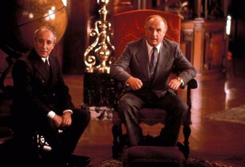 Senaryosunu Polonya asıllı ABD'li yazar Jerzy Kosinski'nin 1971 yılında yayınladığı aynı adlı kendi romanından uyarlayıp yazdığı filmin yönetmeni Hal Ashby. Filmin önemli rollerini Peter Sellers, Shirley MacLaine, Melvyn Douglas, Jack Warden, Richard Dysart  ve Richard Basehart oynamışlardır.