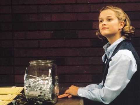 Tom Perrotta'nın aynı isimli 1998 tarihli kitabından uyarlanan filmin yönetmeni Alexander Payne. Filmin başrollerinde Reese Witherspoon ve Matthew Broderick var.