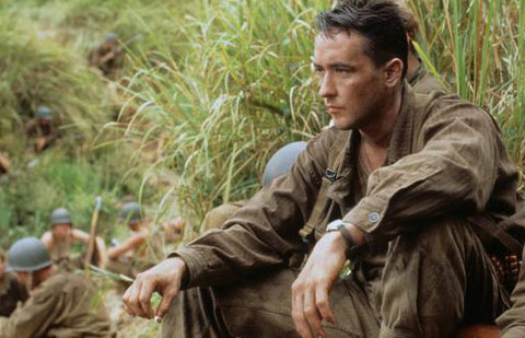 Yönetmen Terrence Malick'in, James Jones'un 1962 tarihli otobiyografik romanından uyarladığı filmin kadrosunda Ben Chaplin, John Travolta, George Clooney, Woody Harrelson, Sean Penn, Nick Nolte, John Cusack gibi ünlü isimler var.