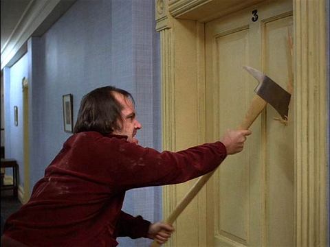 Stanley Kubrick'in Stephen King'in aynı adlı romanından uyarladığı filmin başrolünde yazar Jack Torrance'ı canlandıran Jack Nicholson ve Torrance'ın karısı rolünde Shelley Duval var.