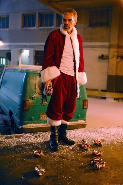 10-Bad Santa (2003) -  - Alternatif çizgi roman uyarlamalarıyla dikkat çeken bağımsız yönetmen Terry Zwigoff, burada Billy Bob Thornton'ın canlandırdığı dolandırıcı bir noel babanın hikayesini anlatıyor. Hiç böyle ağzı bozuk ve seks düşkünü bir çocuk figürü görmediniz!