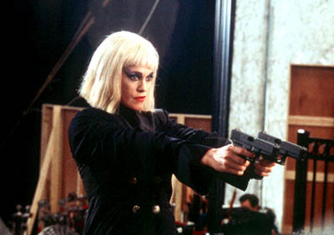 4-Cecil B. (Cecil B. Demented) (2000) -  - Sinema tarihine çılgın göndermelerle yürüyen, film çekimi süreci üzerine bir eser. Bağımsız yönetmen John Waters'ın burada 'Cecil B. Demented' adlı 'Sonsuza Dek Çılgın' manifestosu yayımlamak isteyen yönetmenin hikayesini anlatması bir sektör taşlaması olarak algılanabilir.