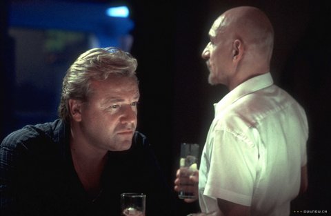 8-Seksi Hayvan (Sexy Beast) (2000) -  - Video klipçi yönetmen Jonathan Glazer ile İngiliz oyuncu Ray Winstone'ın çıkışını önayaklık eden bir eser. Tipik bir İngiliz esprileriyle donatılmış kara komedi. Karakterler arası çekişme, Kingsley ile Winstone'ın karşılıklı döktürmesi ve birkaç işlevsel sinemasal anla zirve yapan bir yapıt "Seksi Hayvan".