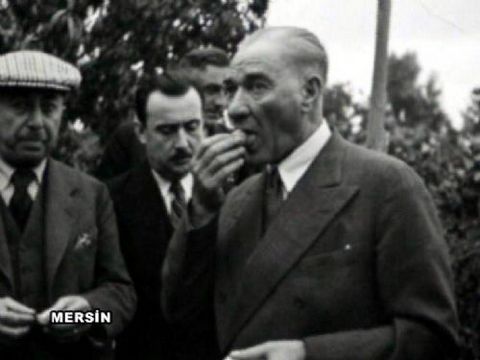 HALİFELİK TEKLİFİ - (Hamdi Ülkümen) -  - Atatürk'ten duyduklarını şöyle aktarıyor: - "Ahmet-i Sunusi bütün yaptıklarımda haklı olduğumu söyledi. 'Ama ne olur gel seni halife yapalım' demez mi? Tabi bu benim tuttuğum yola aykırı bir yol, gayet nazikane reddettim."