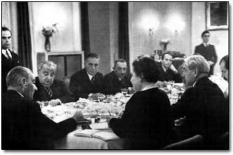 ATATÜRK'ÜN İLK SOFRALARI - (Dr. Tevfik Rüştü Aras) -  - O uzun sofra sohbetlerinde ülkenin sorunları, geleceği hep tartışılır, çözüm biçimleri aranırdı. Sanırım Mustafa Kemal'in sofra geleneği bir asker olarak gündüzleri kışlalarda, karargâhlarda geçirmek zorunluluğu sonucu gece yaşamak arzusundan doğmuştur. Ve böylece de sürüp gitmiştir.