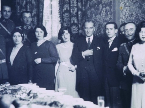 "İKİ MUSTAFA KEMAL VARDIR" - (Hamdullah Suphi Tanrıöver) -  - "İki Mustafa Kemal var. Biri karşınızda oturan ben, et ve kemik, fani Mustafa Kemal… İkinci bir Mustafa Kemal; onu 'ben ' kelimesiyle ifade edemem. O 'ben' değil 'biz'dir. "