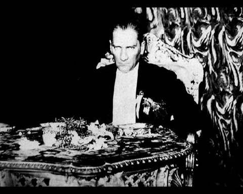 KİME 'ZAVALLI' DERDİ? - (Hasan Reşit Tankut) -  - Atatürk söylendiği gibi içki düşkünü değildi. Bu yolda ne kendini ne başkalarını zorlamış değildir. Ben böyle tutumunu ne gördüm ne işittim. Sofrada ölçüyü aşıran bazı kimselere acırdı. Onları usulca bir yere taşıtır ve arkalarından yalnız, "Zavallılar!" derdi. Dolayısıyla bize anlattığı gençlik hayatı, insanı hayretlere düşürecek kadar kendine özgü olağanüstülüklerle doludur.