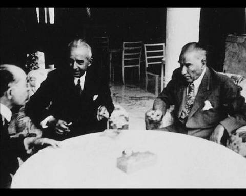 DİKTATÖRLÜK VE DEMOKRASİ - (Celal Bayar) -  - Mesele anayasaya ait bir mesele. O akşam itimat ettiği hukuk hocalarını yemeğe çağırmış. Onların gelmemiş olmalarına sinirleniyordu. Salih Bozok, Atatürk'e "Niye âlemi rahatsız edersiniz, düşünmüş, taşınmış, formüle etmişsiniz. İlan et, geç git" şeklinde konuştu. Hiç o kadar sinirli olduğunu, o hale geldiğini görmemiştim. Çok kızdı, öfkelendi, bağırdı.