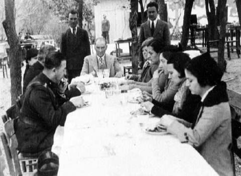 "ATATÜRK'ÜN SOFRASINI BEN DONATIRDIM" - (İbrahim Ergüven) -  - Atatürk'ün sofrası, sofradan çok okula benzerdi. Sofrayı hazırlarken nasıl çiçekle süslemeyi ihmal etmezsem tabakların, bıçakların, bardakların yanına mutlaka birer bloknot ile kalem yerleştirmeyi de hiç unutmazdım.