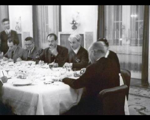 KADEH VE MEZE KALKAR… - (Ruşen Eşref Ünaydın) -  - Çankaya'da, çalışma çağı gelince sofradan kadeh ve meze kalkar, yerine kağıt ve kitap gelirdi.