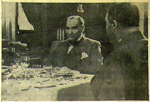 ÇANKAYA'DA SON SOFRASI - (Falih Rıfkı Atay) -  - Akşam sessiz ve neşesiz, o ve herkes kendi içine bükülmüş ve büyük bir sırrın karanlığına gömülmüş olarak geçti. Şevk, onun bahçesine son yaprakları dökmüştü. O akşam Çankaya'da dostları ile son sofrası idi…