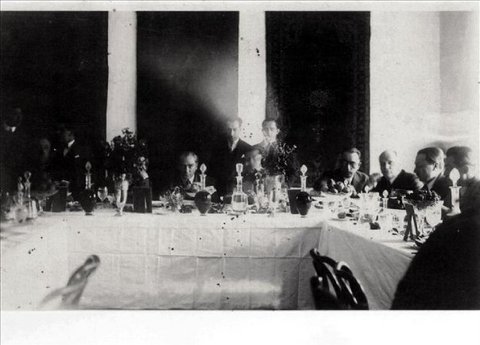 ATATÜRK UYUMAYAN ADAMDI - (Cevat Abbas Gürer) -  - Bir ders ve tedris yeri olan sofrasında sabahlayan Atatürk, ekseriya, "İnönü çalışıyor, ben rahat ediyorum" derdi... - Uykunun dostu değildi. Zaman zaman geçirdiği kısa hastalıkları müstesna; sabah güneşini görmeden yatağına girmez ve uyumazdı... Daima dinç ve uyanık tutmaya çalıştığı asap ve enerjisi de uyutmazdı.