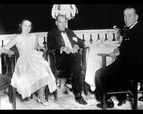 "BUNLAR YAZILMAZSA BEN ANLAŞILMAM Kİ…" - (Falih Rıfkı Atay) -  - "Müsaade etmez misiniz? Yakup Kadri ile sizin için bir kitap hazırlasak…" diye sordum. Yüzüme baktı "Dün geceyi yazacak mısınız?" dedi. "Canım efendim, bu kadar hususiyetlere girmeye ne lüzum var?" diye cevapladım. Atatürk: "Ama bunlar yazılmazsa ben anlaşılmam ki…"