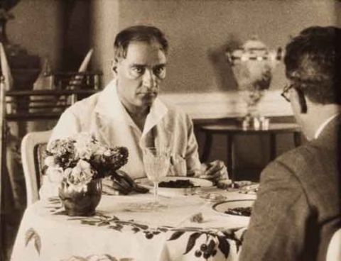 GECEYARISI KARNI ACIKINCA - (Enver Kezer) -  - Florya'daydık. Bir gece saat 3'e doğru Atatürk yeni yatmıştı. Ben de kapısında nöbetteydim. Yarım saat geçmemişti ki kalktı. Yan kapıdan çıkıp mutfağa girdi. Ben de arkasından gittim. Beni görünce: - - Karnım acıktı Enver, dedi. - Buzdolabını açtık. Ziyafet için hazırlanmış en nadide yemeklere elini bile sürmeden, pilav ve fasülye tabaklarını aldı. Elinden alıp ısıtmak istedim. - - Bırak Enver, ben kendim ısıtıp yiyeyim. Öyle daha zevkli oluyor, dedi. - Sonra, pilav ve fasülyeyi bir sahanda karıştırıp ısıttı. Yerdeki kavunları yoklayarak: - - Şunlardan tatlı bir tanesini seç, dedi ve oturdu, yemeğini yedi.