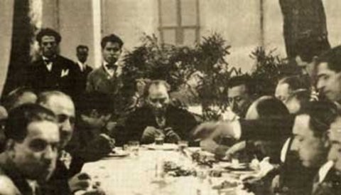 RAMAZAN'DA ATATÜRK'ÜN SOFRASI - (Hafız Yaşar Okur) -  - Ramazan gelir gelmez incesaz heyeti Çankaya Köşkü'ne giremezdi. Kandil geceleri de saz çaldırmazlardı. Sadece beni huzurlarına çağırır, Kur'an-ı Kerim'den bazı sureler okuturlardı. Ayrıca Peygamber efendimizin dirayetli bir devlet adamı, iyi bir başkumandan olduğunu da sık sık tekrarlarlardı.