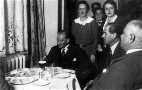 "VATAN İŞLERİNE İÇKİ KARIŞTIRMAM" - (Ruşen Eşref Ünaydın) -  - Mustafa Kemal, "İçkiyi severim, fakat istediğim zaman bunu keserim. Vazifem esnasında bir damlasını ağzıma koymam. Vatan işlerine içki karıştırmam. İçki ve vazife iki ayrı şeydir" derdi…