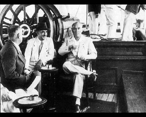 "BENİ MİLLETE UNUTTURMASINLAR" - (İsmail Habib Sevük) -  - "Arkadaşlarımdan tek bir dileğim var: Ben öldükten sonra beni millete unutturmasınlar. O kadar sevdiğim milletin beni unutması ruhum için en acı azap olur."