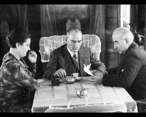 LAROUSSE'DAKİ İFTİRAYA İTİRAZI - (M. Kemal Öke) -  - Eski maliye nazırlarından Raşit Erer bir gün bana Larousse'da "Türkler siyasi mücrimlerini kazıklar" diye bir ifadenin mevcut olduğunu göstermişti. Ben de bir akşam yemeğinde bunu Atatürk'e arz ettim. Gazi derhal kütüphanesinden Larousse'u getirterek adı geçen ifadeyi okuttu. Atatürk fena halde sinirlenmişti. Hemen Hakkı Tarık Us'a bunun tashihi için icap eden teşebbüslerde bulunulmasını emir buyurdular. Yeni Larousse'larda artık böyle bir ifadenin mevcut olmaması Atatürk'ün sayesindedir.