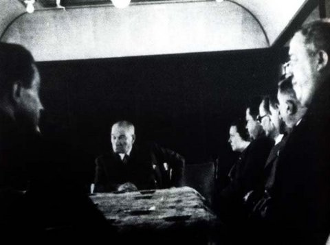 HERKESİ BİR AMAÇLA DAVET EDERDİ - (Ali Kılıç) -  - Atatürk'ün kendilerine mahsus telaffuz ettiği bazı kelimeler vardır. Mesela: Tabancaya "tapanca", kırbaca "kırpaç", henüze "henus", muhakkaka "muhakkaka" (bilhassa bu kelimeyi çok severler, yeni dil teorisinde muhakkak kelimesinin bu suretle değiştirilmesini çok arzu ederlerdi), yoğurta "yuğurt", sarhoşa "sarfış" derlerdi... En ağır kelimesi "ebleh" yerine geçen "hebenneka" (ahmak) idi!