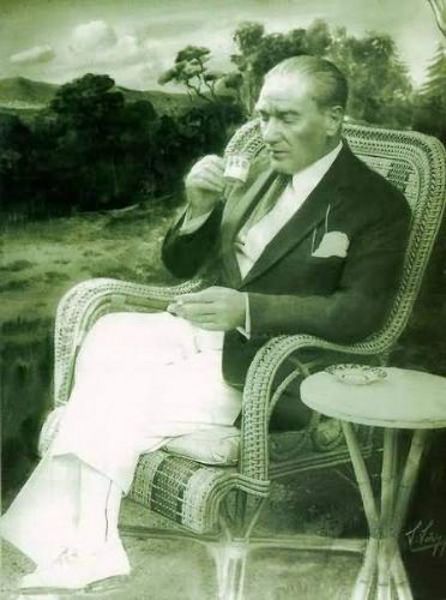ATATÜRK'ÜN SOFRADA CAN ARKADAŞLIĞI - (Falih Rıfkı Atay) -  - Eski köşkün yemek odasından bilardolu hole çıkan kapı yanında bir kanepe vardı. Bir gece yorulmuş, sofradan kalkarak kanepeye uzanmıştım. Bir aralık kapının açıldığını hissettim. Atatürk idi. Sıçrayıp, afedersiniz demeye bile fırsat kalmadığından uyumuşluğa vurdum. El yıkayacağı yer, tam karşısında merdivenin sahanlığında idi. Atatürk'ün beni uyandırmamak için ayak ucuna basar gibi, yavaşça merdivenleri çıktığını hâlâ gözüm yaşararak hatırlarım.
