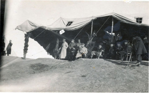 Atatürk ve köpeği Foks: Bu fotoğraf, Cezmi Yurtsever'e göre, Seyhan kıyısında cirit izlerken; 17 Ocak 1925'te çekilmiş. Ata, çok sevdiği köpeği Foks'u da götürmüş.