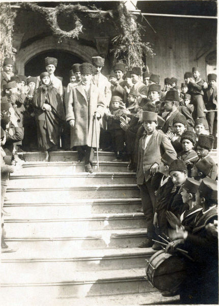 Adana Lisesi'nde: Atatürk, eşi Latife Hanım ile Adana Lisesi'nden ayrılırken çekilmiş bu fotoğrafta öğrenciler Atatürk'ü alkışlıyor.