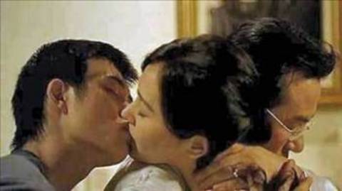 Partnerinizin size sürekli sürpriz yaparak hediyeler almasıda aldatılma şüphelerini destekler niteliktedir. Sizin kendinizi daha iyi hissetmenizi sağlayarak, aldatma olayını biraz daha sevimli hale getirmeye çalışıyor olabilir.