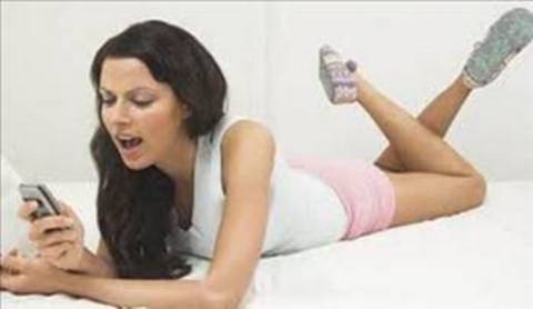 Partneriniz olur olmaz nedenlerle kavga çıkarmaya başlayabilir. Çünkü aldatan kişilerin yüzde 90'ının duygusal karışıklık yaşadığı ve tepkilerine hakim olamadığı gözlenmiştir. Bu durum sizin ondan uzaklaşmanıza, hatta aldatılma konusu hiç açılmadan ayrılmanıza neden olabilir.