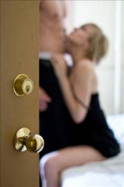 Normalde alışkanlıklarını değiştirmekten hiç de hoşlanmayan erkek arkadaşınız, birden farklı hobiler edinmeye başladıysa, siz de şüphelenmeye başlayabilirsiniz.