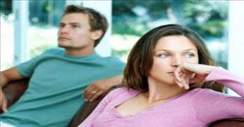 Sabah kalktığında partneriniz huzursuz oluyor, etrafa manasızca bakıyor ve bir süre konuşmuyorsa, bilin ki hangi odada uyandığını anlamaya çalışıyordur! Ne de olsa bu annesinin, sizin ya da diğerinin odası olabilir. Tek derdi pot kırmamak için nerede olduğunu iyice anlamaktır.