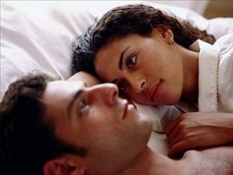 Partneriniz uyurken sık sık kabus görüyor, uykusuz kalıyor ya da eskisi gibi yanınızda yatmıyorsa bu da bir ipucu sayılabilir.