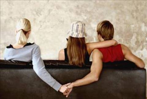 Partneriniz sizi ya da ilişkinizi başkalarıyla karşılaştırmaya başladıysa, durum kötüye gidiyor demektir. Bu durum onunla daha çok ilgilenmenizi gerektirir. Bunu hissettiremiyorsanız, şu an sizi aldatıyor bile olabilir. Unutmayın ki gözü sizden başkasını görmeyen bir insan kıyaslama yapmaz!