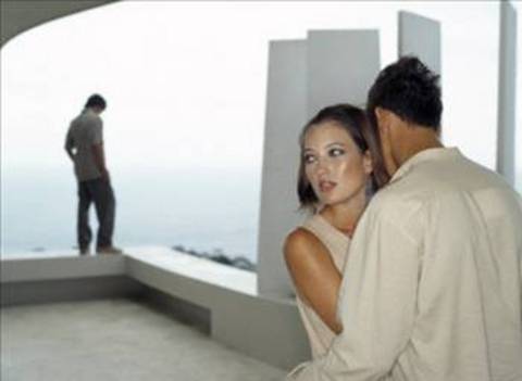 Partneriniz birden kendini beğenmeye başladı. Bu yeni bir ilişkiye başladığını değil, sizin ona yetmediğinizi gösterir! Kendini aşırı beğenen ve sizi aşağılamaya başlayan partneriniz, isteklerini karşılayacak kişiyi bulduğunda hemen ortadan kaybolacaktır!