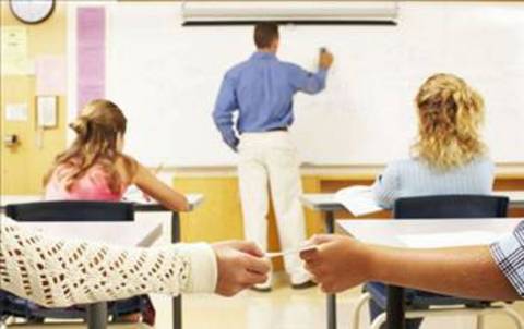 Müzik alışkanlıklarını değiştiren partnerinizin tavırlarını takip edin. "Nefret ederim" dediği müzikleri dinlemeye başladıysa, büyük olasılıkla yeni bir ilişki kapıdadır. Çünkü elde etmeye çalıştığı insan bu tür müziğin yakın takipçisidir.