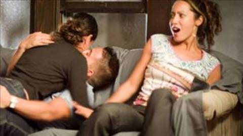 Partneriniz aniden arkadaşlarıyla daha fazla zaman geçirmeye başlar.