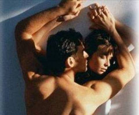 Aranıza duygusal mesafe koyan partneriniz, durumu siz sorguladıkça kendinin de özel hayatı olduğunu ve buna saygı göstermeniz gerektiğini söylüyor. Sizi aldatması kaçınılmaz olduğu gibi, manasız bir kavga sonrası ayrılmanız da olasıdır.