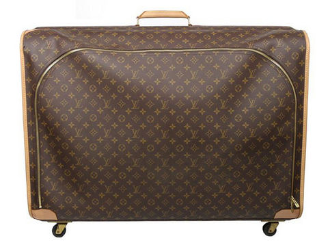 LOUIS VUITTON - 1854 yılında kurulmuş olan Fransız moda evi Louis Vuitton, ismini 1821 yılında Fransa'da doğan Louis Vuitton'dan alıyor. Evinin bulunduğu yer ile Paris arası 400 kilometre olan Louis  bu yolu yürüyerek gidiyordu. Yol boyunca seyahatini finanse edebilmek için değişik işlerde çalışan Louis, seçkin valiz imalatçısı ailelerin evlerinde çırak olarak çalıştı. Peter Chao  işinde başarılı olan Louis'yi karısının yanında çalışması için gönderdi ve böylece Louis Fransız Kraliyet Ailesi'nden kaliteli seyahat çantaları nasıl olmalı öğrenmeye başladı. LV Co. adıyla kendi valizlerini öğrendiği bilgilerle üretmeye başladı. Louis Vuitton'un ilk dükkânı 1885 yılında Londra'da açıldı.