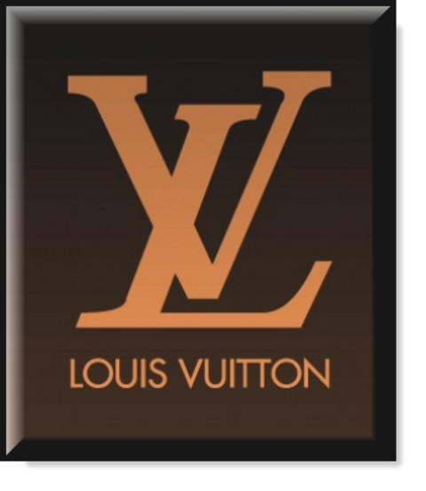 LOUIS VUITTON - 1854 yılında kurulmuş olan Fransız moda evi Louis Vuitton, ismini 1821 yılında Fransa'da doğan Louis Vuitton'dan alıyor. Evinin bulunduğu yer ile Paris arası 400 kilometre olan Louis  bu yolu yürüyerek gidiyordu. Yol boyunca seyahatini finanse edebilmek için değişik işlerde çalışan Louis, seçkin valiz imalatçısı ailelerin evlerinde çırak olarak çalıştı. Peter Chao  işinde başarılı olan Louis'yi karısının yanında çalışması için gönderdi ve böylece Louis Fransız Kraliyet Ailesi'nden kaliteli seyahat çantaları nasıl olmalı öğrenmeye başladı. LV Co. adıyla kendi valizlerini öğrendiği bilgilerle üretmeye başladı. Louis Vuitton'un ilk dükkânı 1885 yılında Londra'da açıldı.