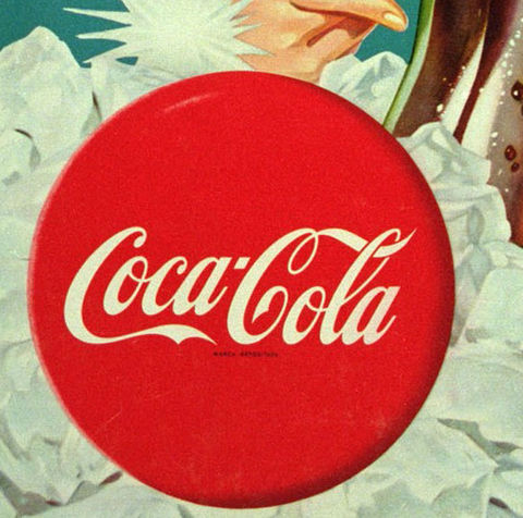 COCA COLA - Coca Cola, 1886'da John Pemberton isimli bir eczacının deneyiyle üretildi. Karamel rengindeki karışım, karbonatlı su ile karıştırılarak 5 sentten satılmaya başlandı.Coca Cola'nın isim babası Pemberton'un muhasebecisi F. Robinson oldu. İşadamı Joseph Biedenharn'ın Coca Cola'yı şişeleyerek satma fikriyle,1899'da 1 dolara satılmaya başlandı. Taklitlerinin önüne geçmek amacıyla karanlıkta da tanınabilen şişe bir yarışmayla üretildi.