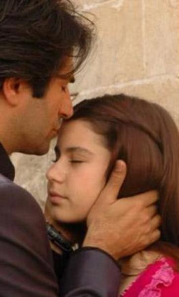 Bir şeker firmasının reklamında yer alan Saat önce 2004 yılında Aşka Sürgün adlı dizide rol aldı.