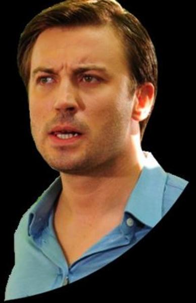 -  - Şimdi de Öyle Bir Geçen Zaman ki'de Ahmet karakterini oynuyor.