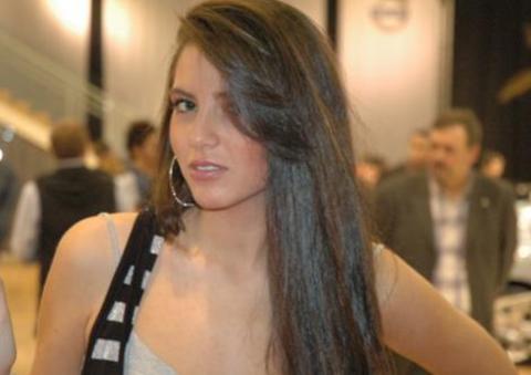 Maltepe Üniversitesi Güzel Sanatlar Fakültesi oyunculuk bölümünde okuyor.