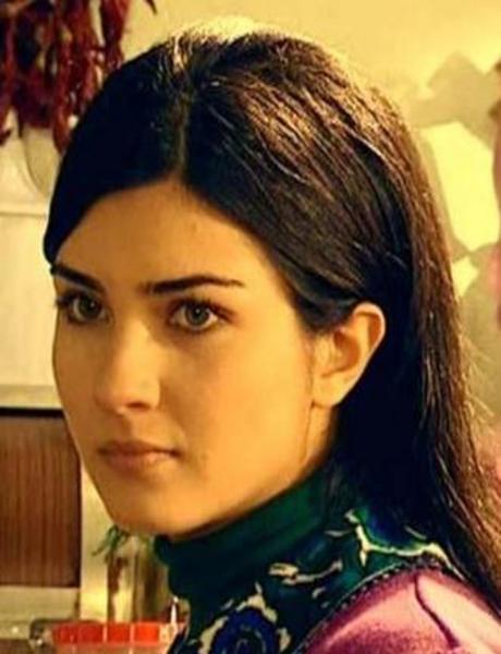 -  - 1982 İstanbul doğumlu olan Tuba Büyüküstün;Mimar Sinan Üniversitesi'nde sahne, dekor, kostüm tasarımı bölümü olduğunu öğrenince bu kez daha ısrarlı davranıp bu alanda eğitim almaya karar verdi.