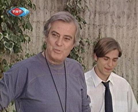 -  - Bu fotoğraf da yıllar öncesinden... Sol taraftaki oyuncu Tarık Akan, peki sağdaki genci tanıdınız mı...