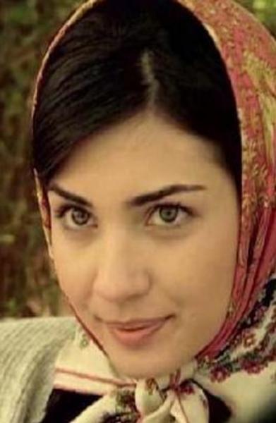 Hayatındaki tesadüfler bununla sınırlı kalmadı. Şans eseri Gaye Sökmen'le tanıştı Büyüküstün. Onun ajansıyla çalışmaya başladı. -  - Bir kaç reklam filminde oynadı. Bunun ardından Gülizar ve Sultan Makamı adlı dizilerde rol aldı. Ama asıl büyük ününü Tomris Giritlioğlu'nun çok izlenen projesinde elde etti.